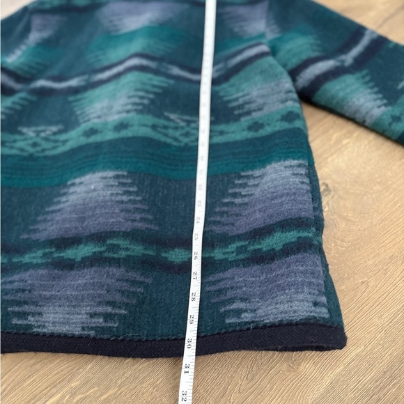 Vintage Woolrich Blue and Green Patterned Women's Jacket - Picture 7 of 10